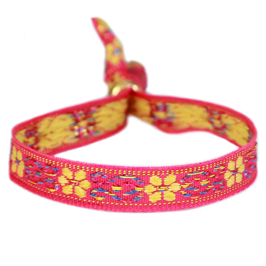 Love Ibiza geweven armband. Roze met geel met gouden kraal.