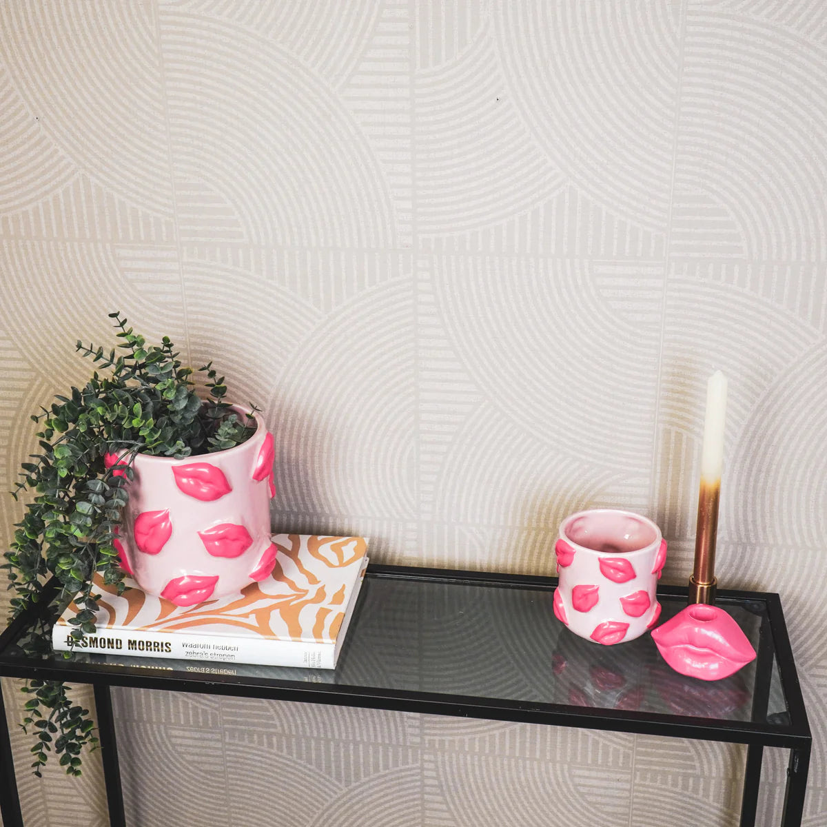 Bloempot Kisses. Pot met lippen. Roze met felroze. Roze accessoires bij Miss Color