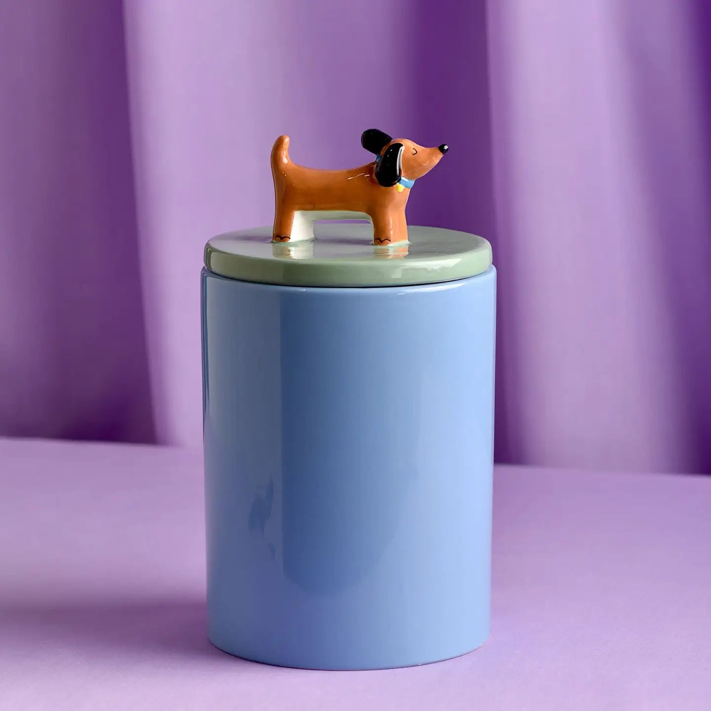 Dog treat jar. Bewaarpot voor hondenkoekjes. Met teckel bovenop.