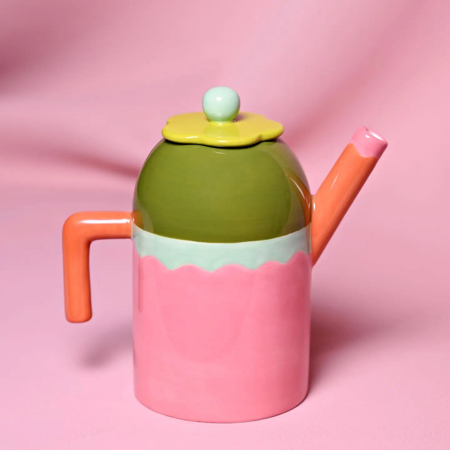 Kleurrijke theepot met bloemdeksel. Keramiek. Roze, oranje, groen en mint