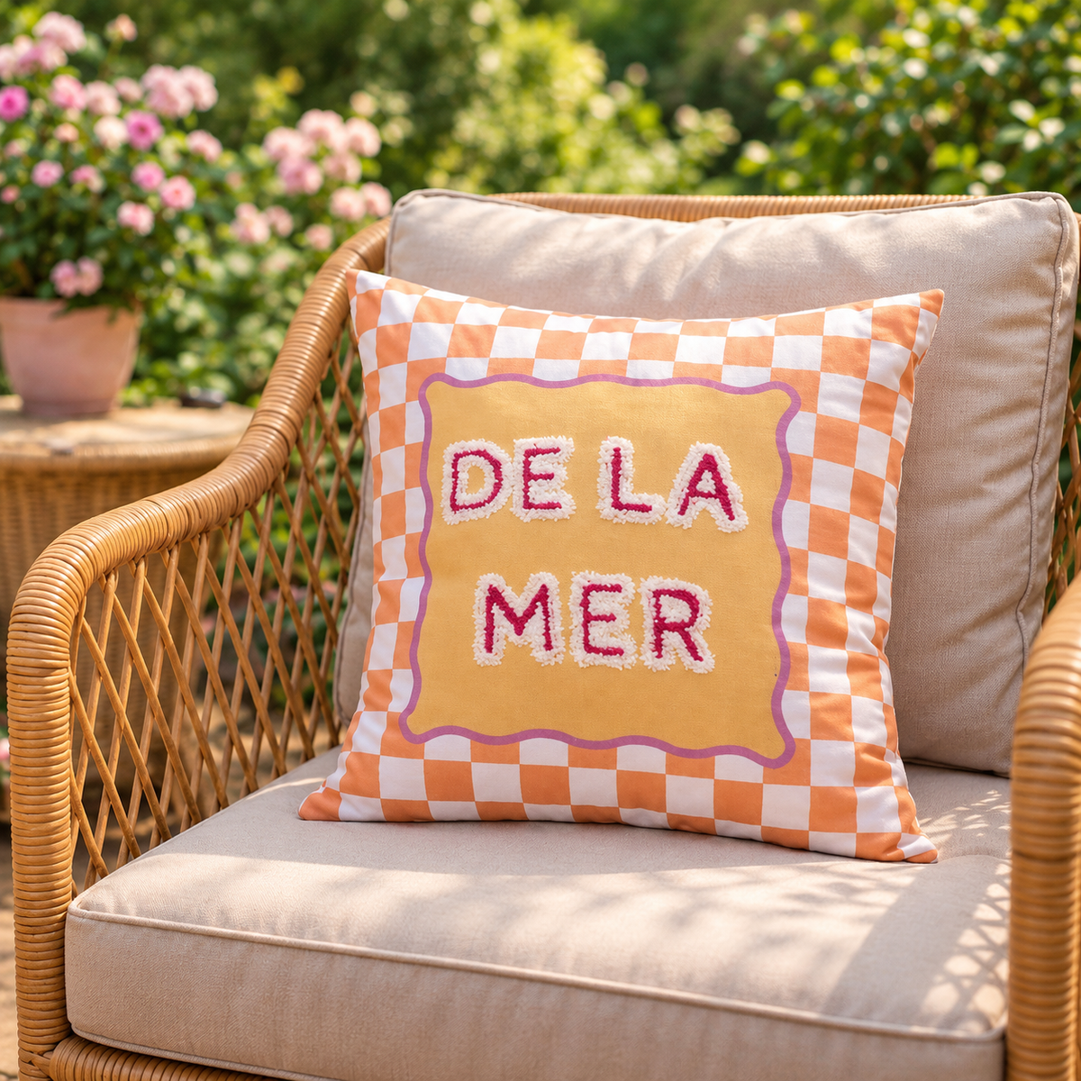 Sierkussen De La Mer 45x45 cm | Kleurrijk Kussen met Geborduurde Tekst en Dambordprint, Ook voor Buiten