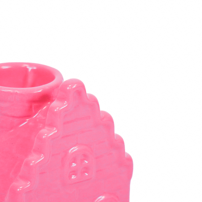 Felroze kandelaar in de vorm van een Amsterdams trapgevelhuisje