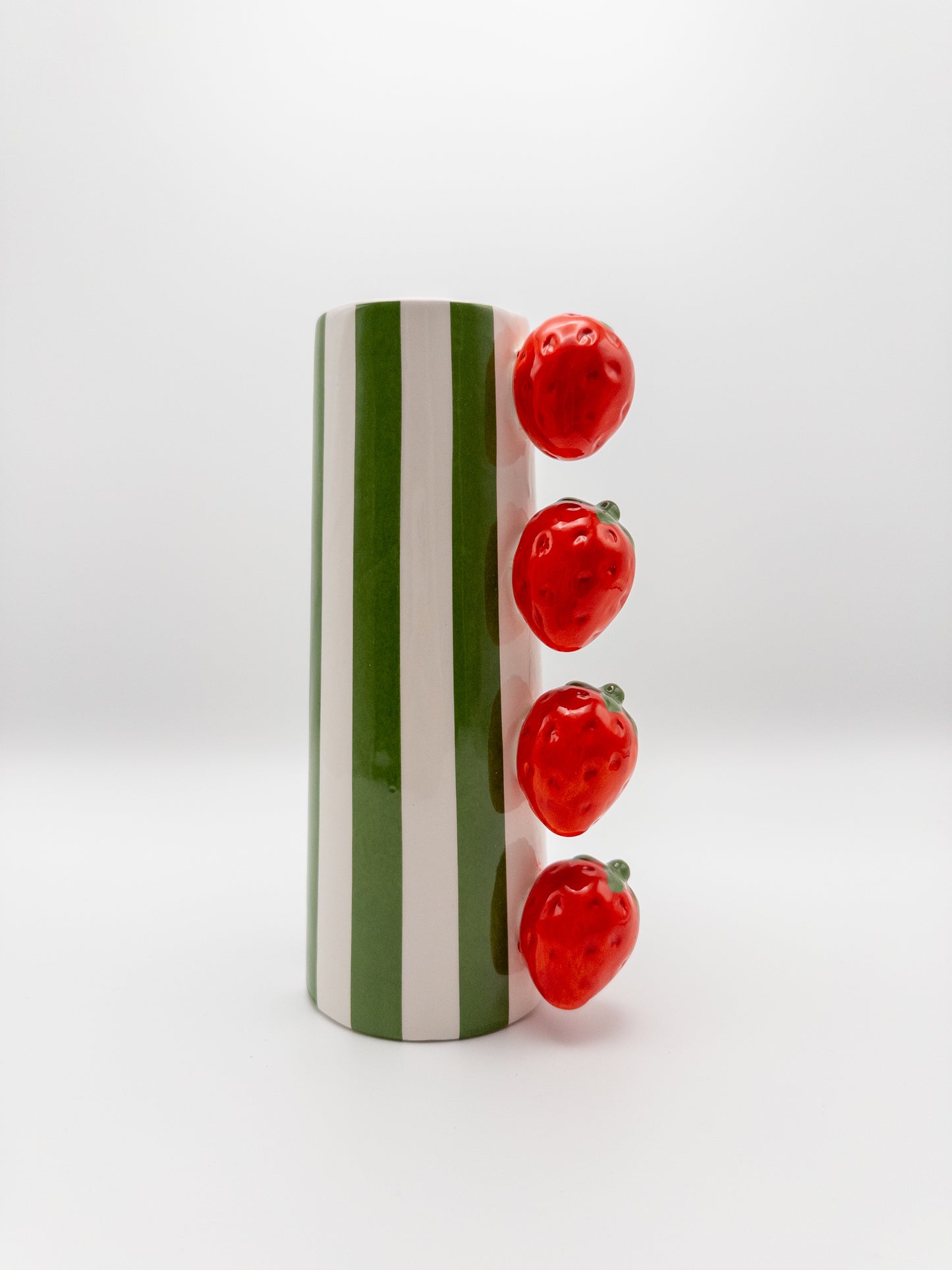 Fruitvaas  in groen met aardbeien. Kleurrijke woonaccessoire van Miss Color