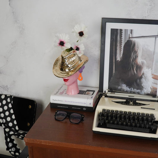 Vaas dame met cowboyhoed. Roze en paars. Gouden hoed. Keramiek