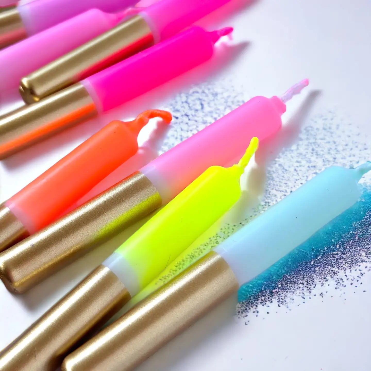 Set van 10 kleine kaarsjes. Gekleurd met gouden onderkant