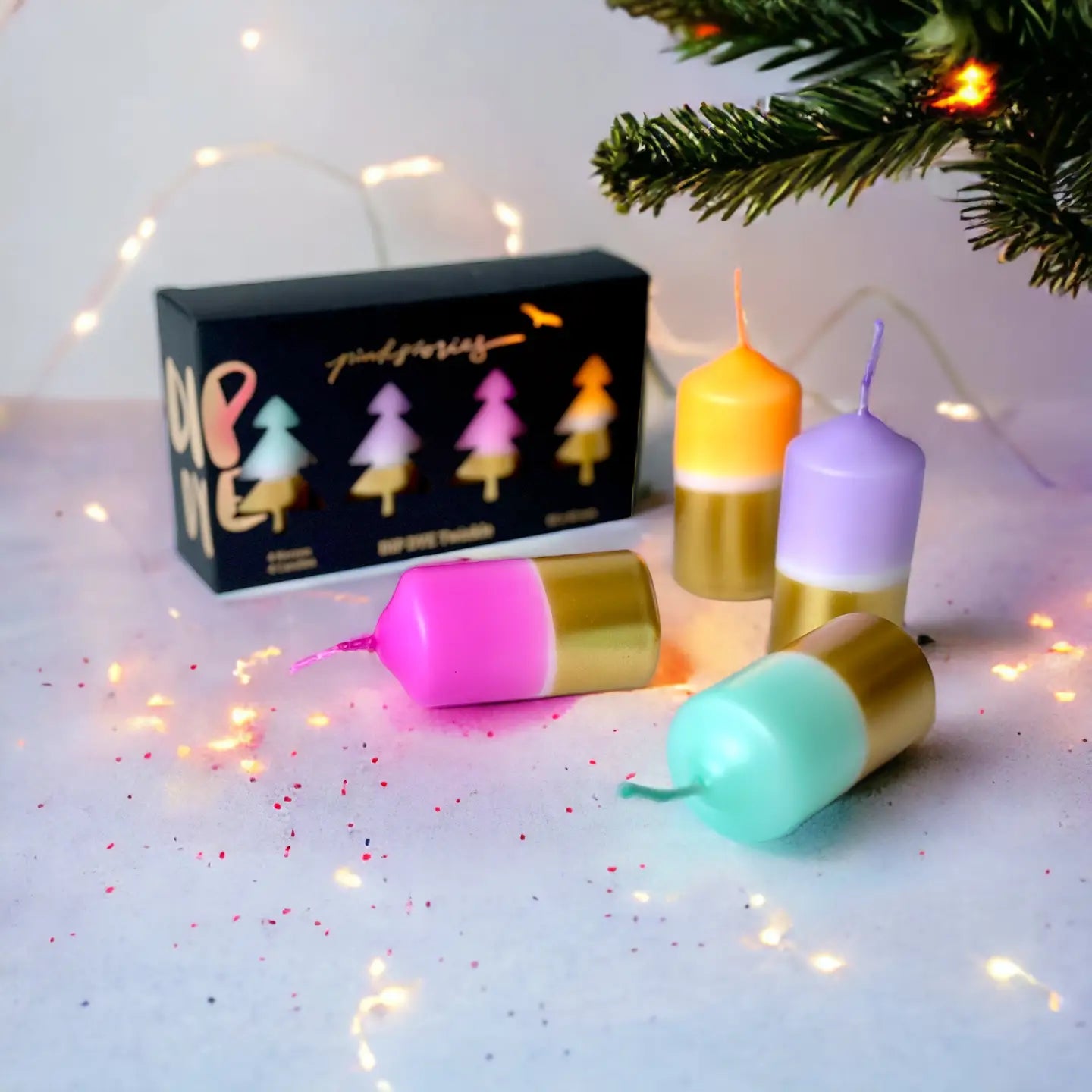 Kerstkaarsen set in kerstdoos. Set van 4 stompkaarsen. Gekleurd met goud