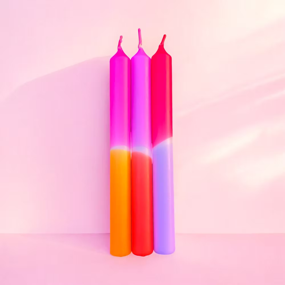 Set van 3 neon kleurige kaarsen. Kleurrijke dinerkaarsen