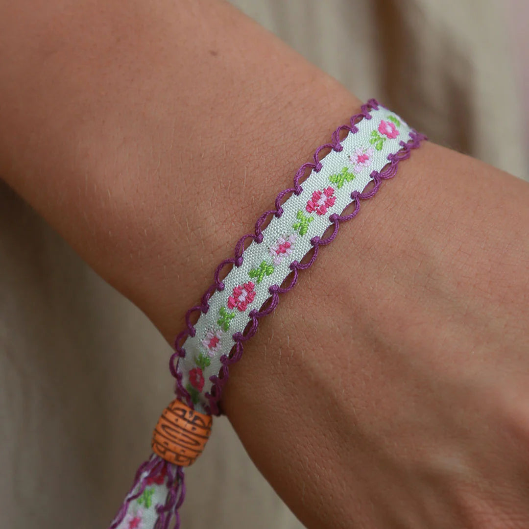 Love Ibiza geweven armband. Lavendel bloemen