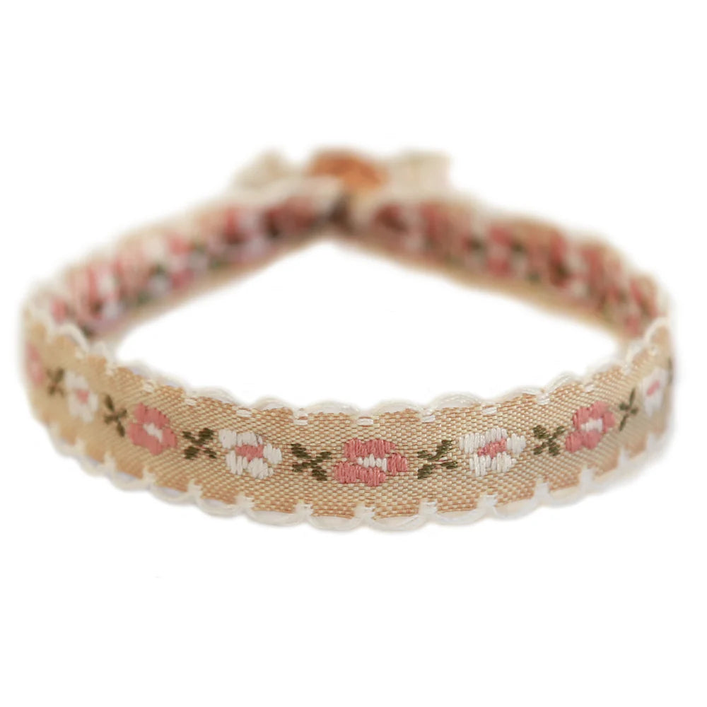 Love Ibiza geweven armband. Beige bloemen