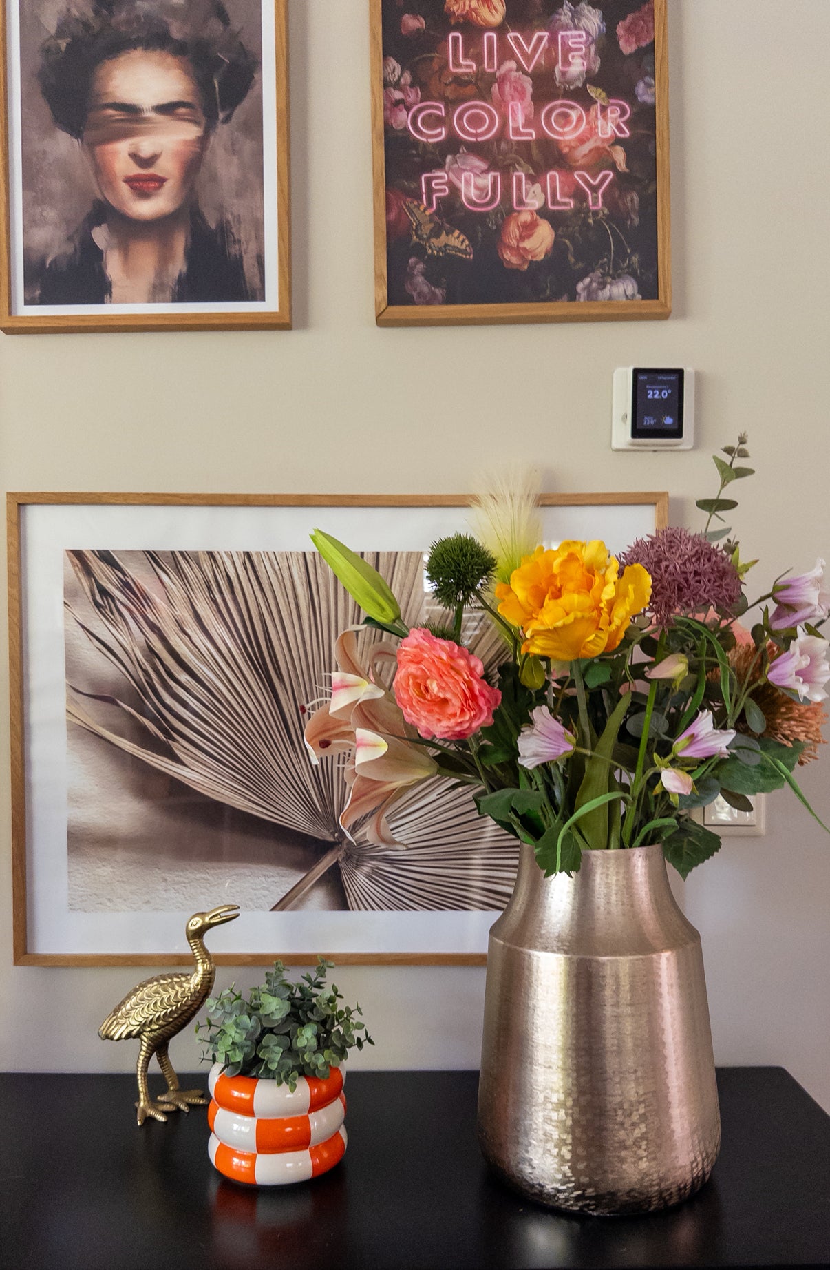 Bloempot oranje/wit geblokt met ronde vormen.