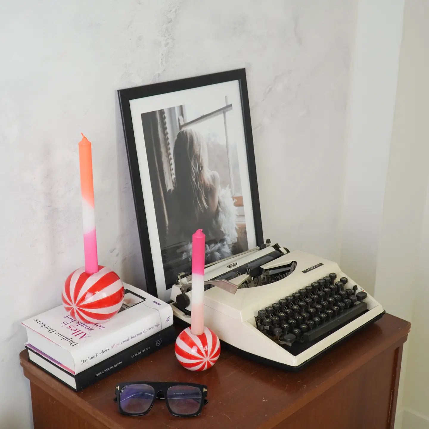 Kandelaar Swirl roze/rood. Ronde kandelaar voor een dinerkaars