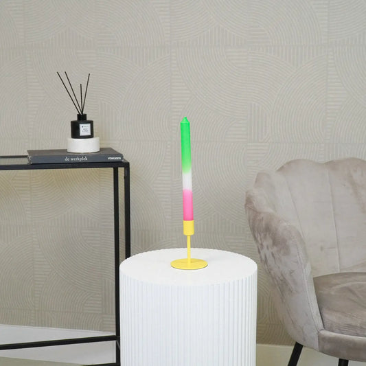 Kandelaar op voetje. Geel. Geschikt voor een dinerkaars