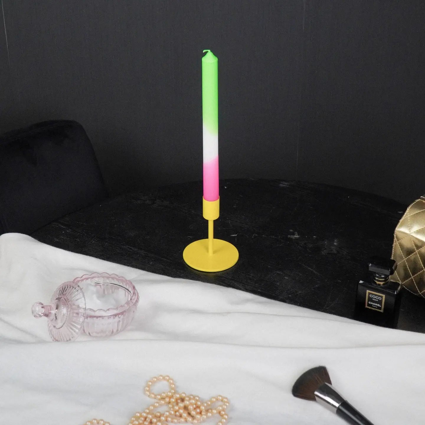 Kandelaar verhoogd. Geel. Voor dinerkaars