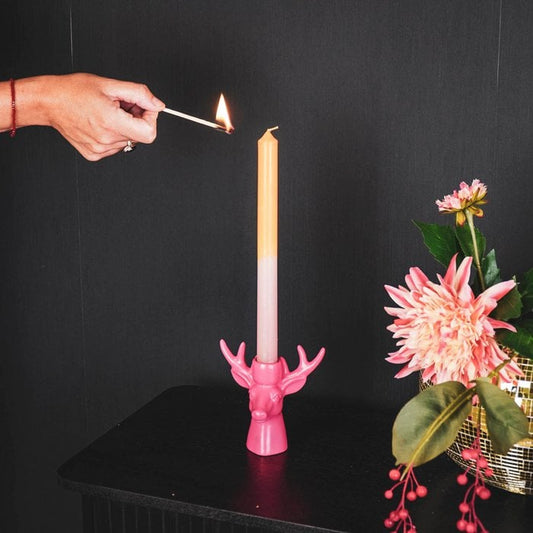Kandelaar rendier. Felroze keramieken kandelaar. Keramiek