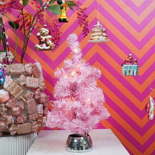Roze kunstkerstboom met discovoet. LED verlichting