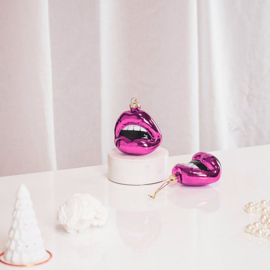 Kersthanger lippen. Roze ornament voor in de kerstboom in de vorm van lippen.