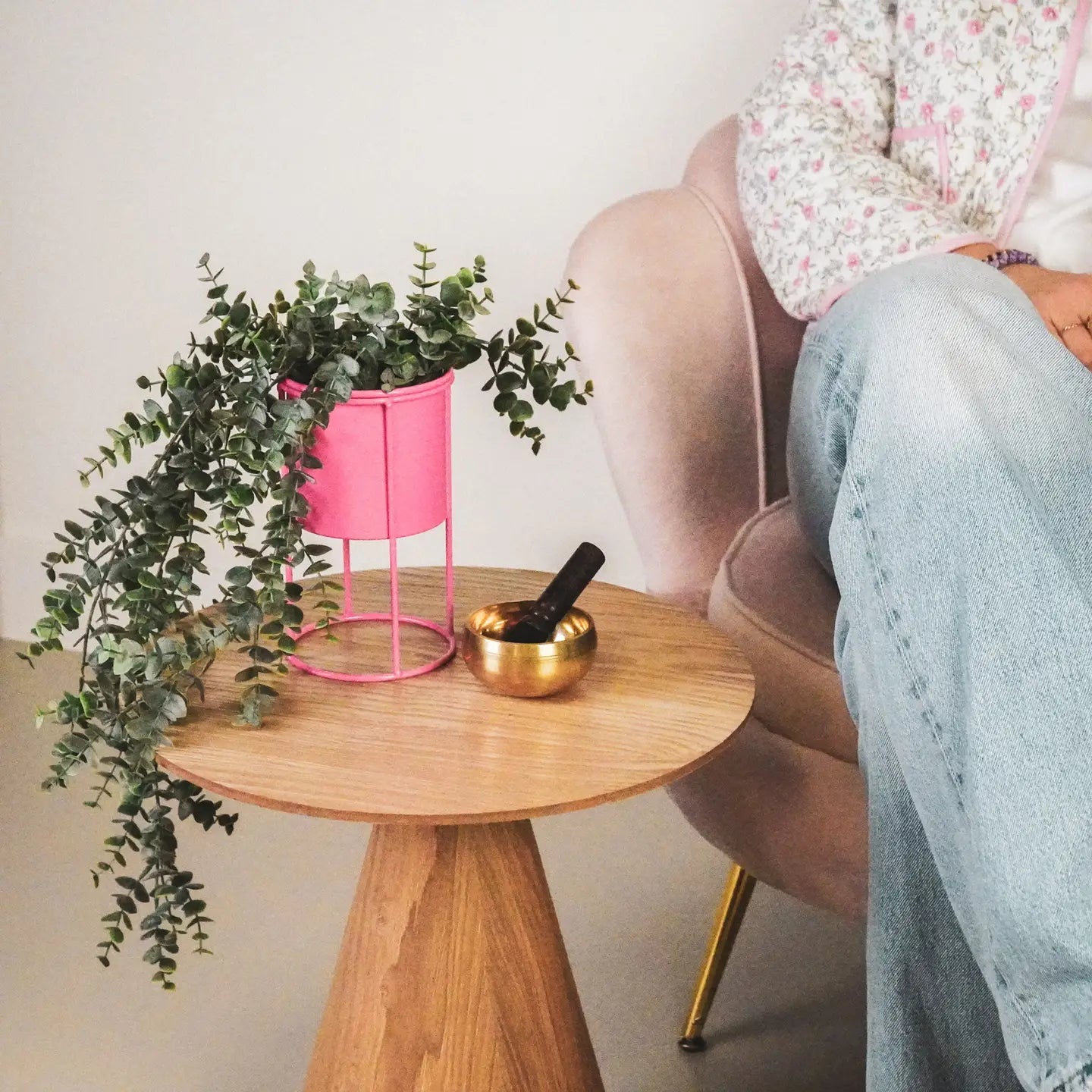 Plantenhouder op voet. Roze. Bloempot van metaal.