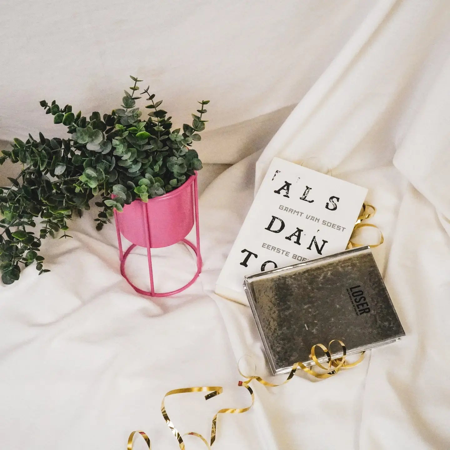 Plantenhouder op voet. Roze. Metalen bloempot.