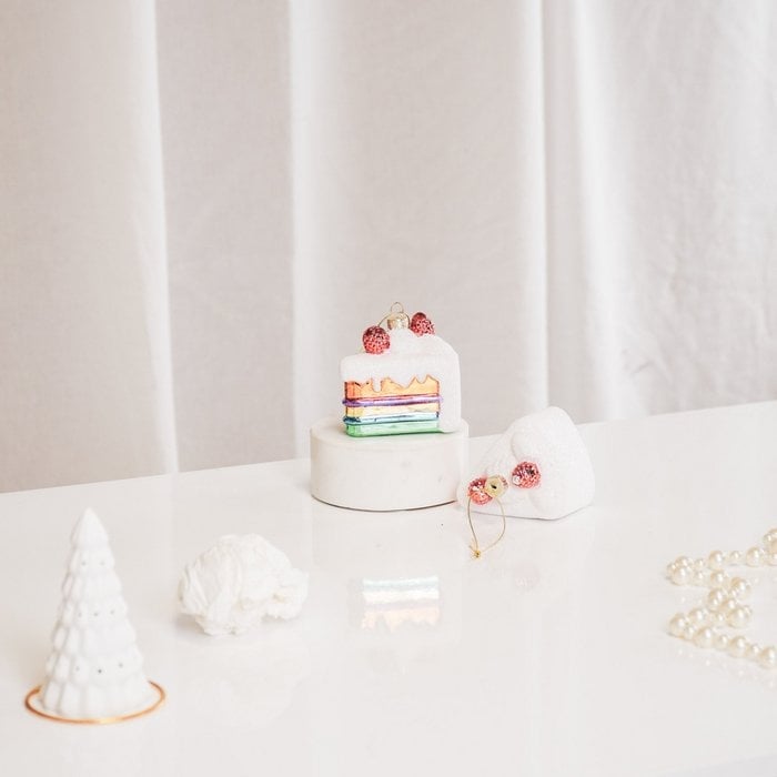 Kersthanger stuk taart met aardbeien