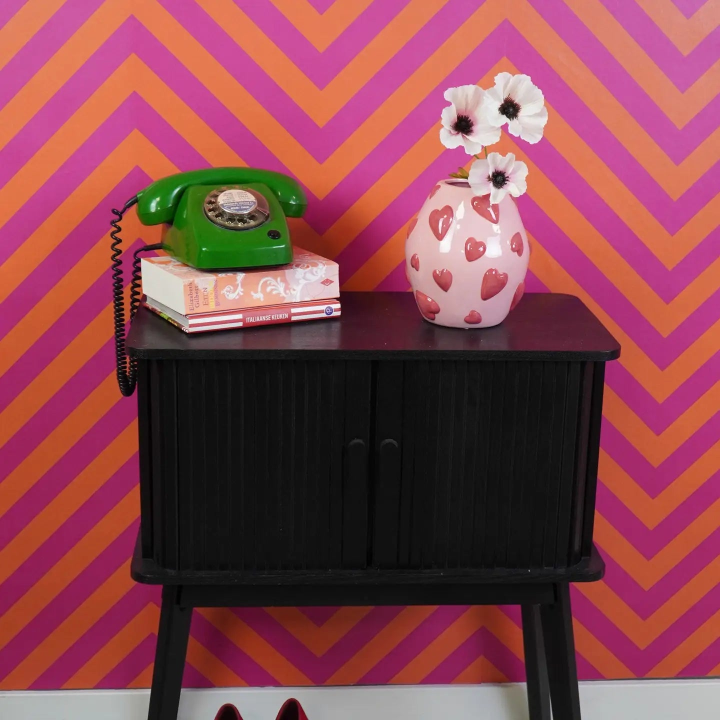 Vaas met hartjes. Hartenvaas roze met roos. Keramiek