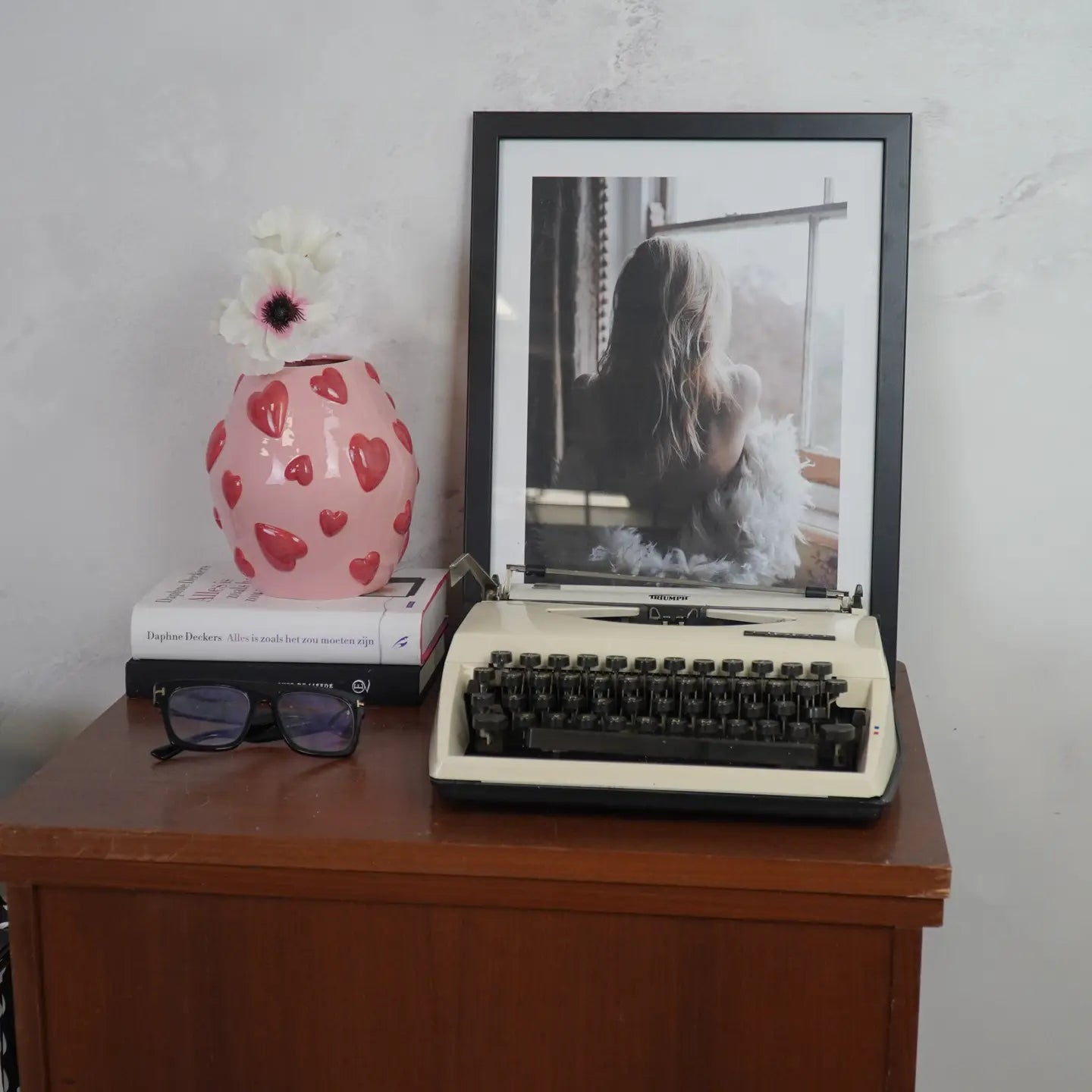 Vaas met harten. Hartjesvaas roze met roos. Keramiek