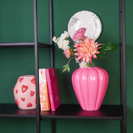 Keramieken vaas. Roze. Ronde wervels.