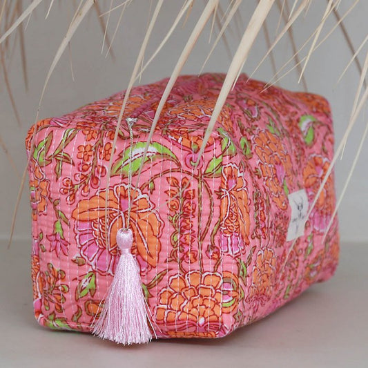 Love Ibiza toilettas. Make-up tas. Roze. Pink flowers