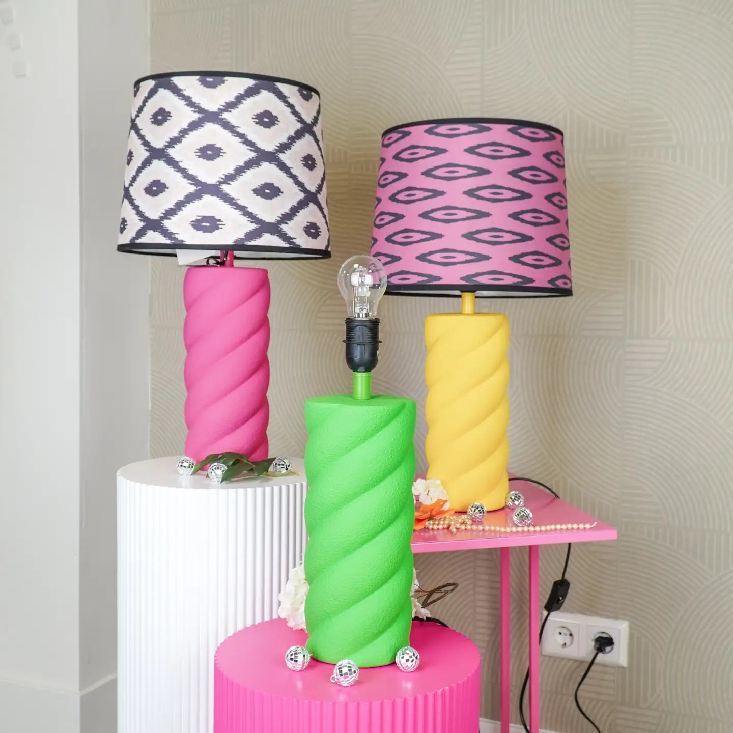 Tafellamp twisted candy. Kleurrijke lamp in gedraaide vorm. Roze en geel