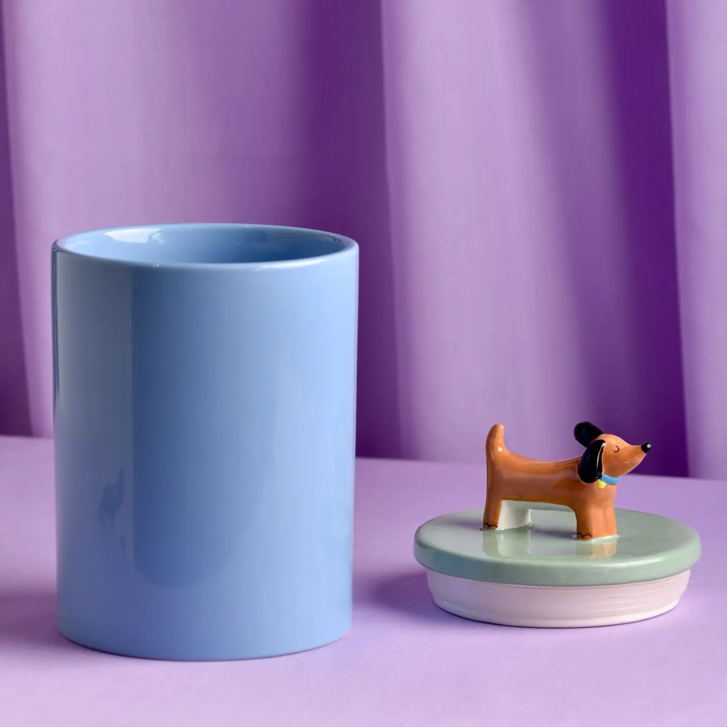 Dog treat jar. Bewaarpot voor hondensnoepjes. Met teckel bovenop.