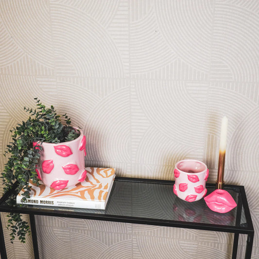 Bloempot Kisses. Pot met lippen. Roze met felroze. Roze accessoires bij Miss Color 