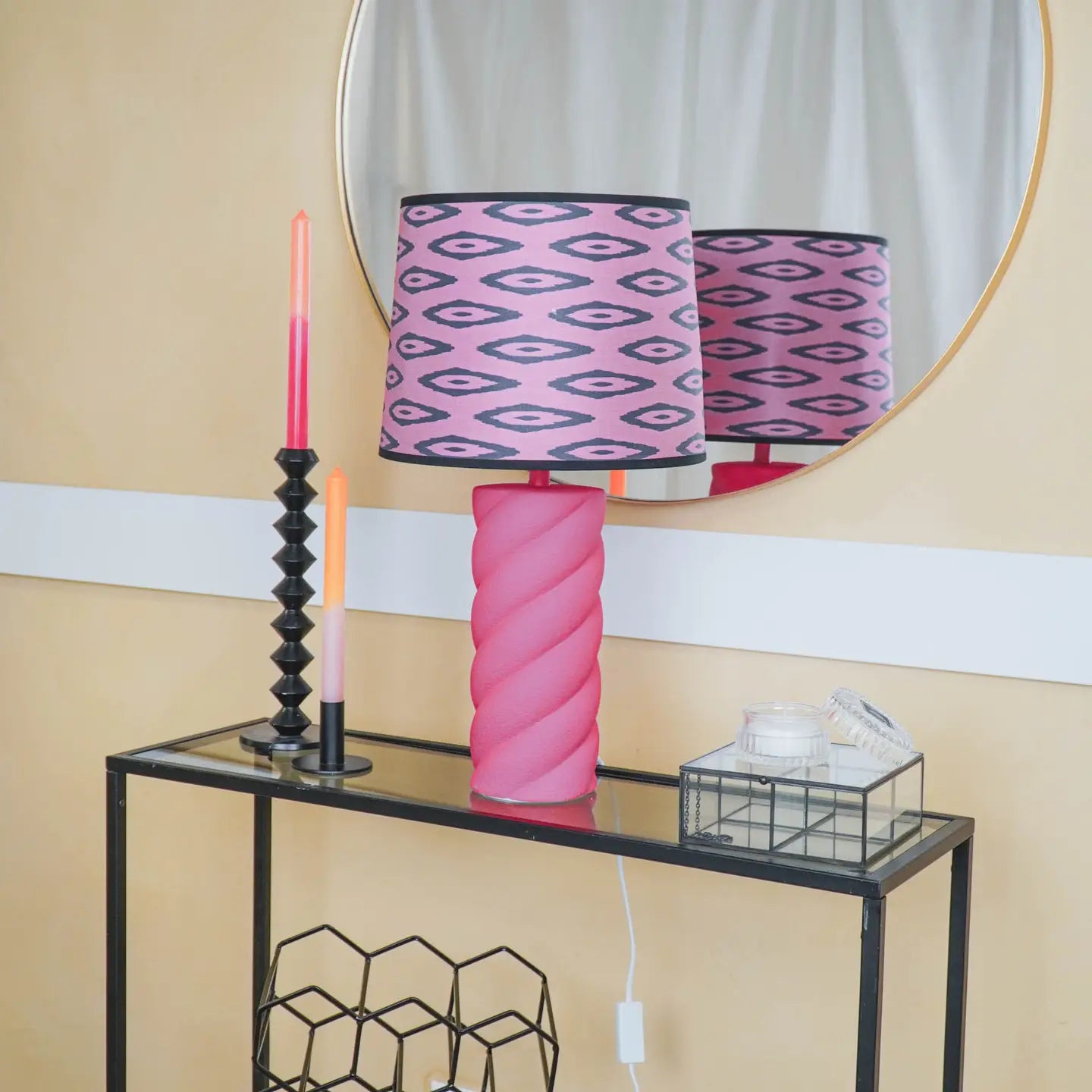 Tafellamp twisted candy. Lamp in gedraaide vorm. Roze 