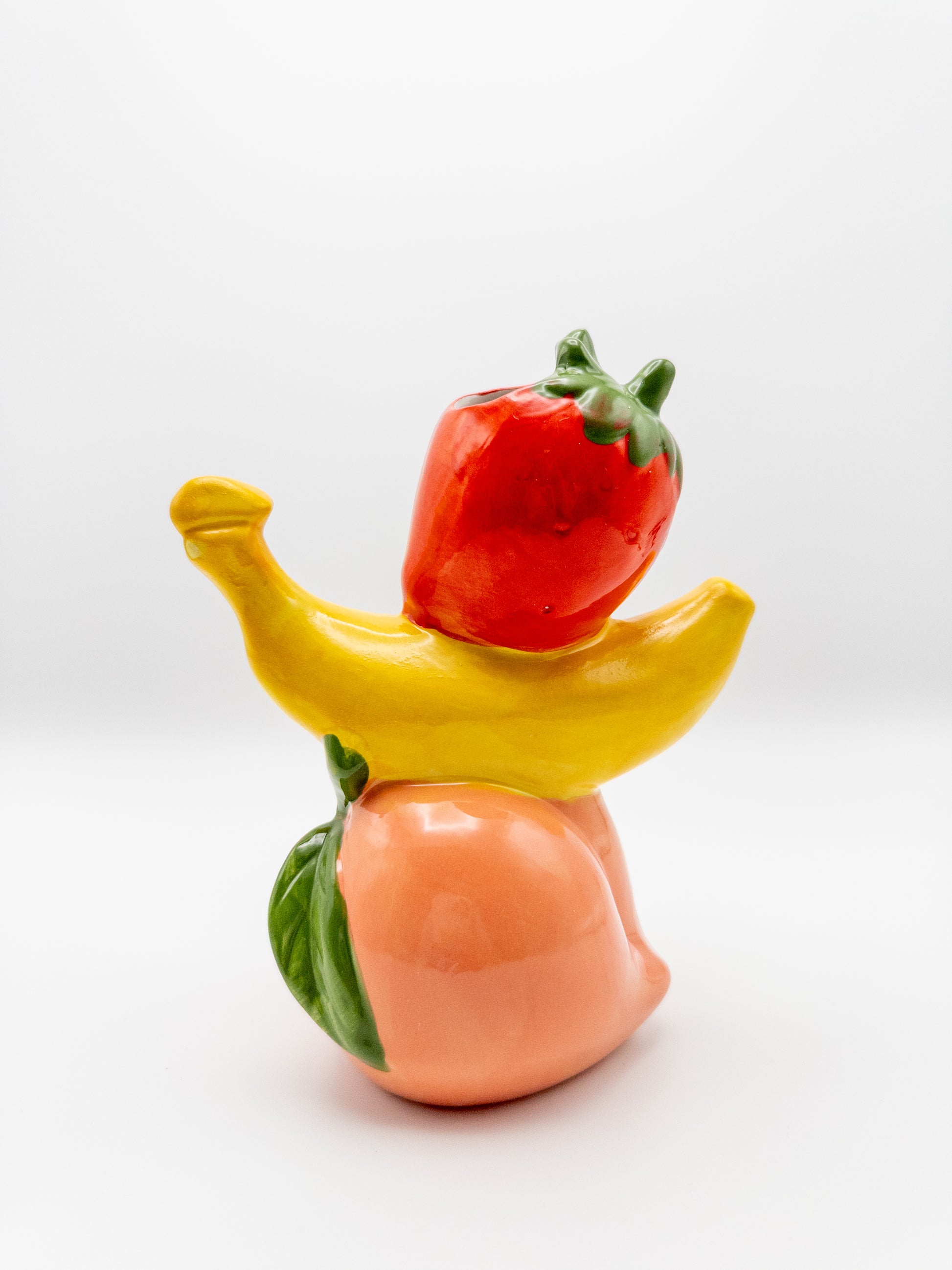 Vaas met perzik, banaan en aardbei. Kleurrijke woonaccessoire van Miss Color 