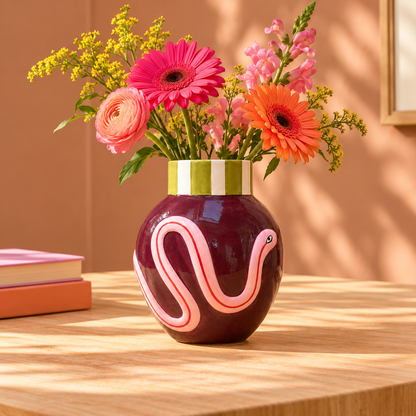 Vaas Burgundy met Roze Slang 17 cm | Keramieken Design Vaas met Gestreepte Hals