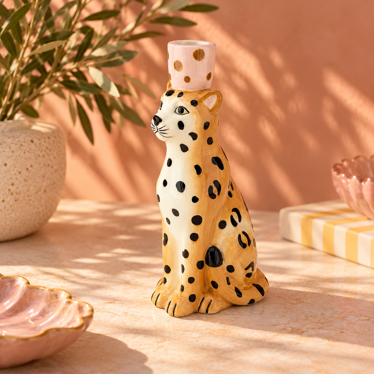 Panter Kandelaar Faience 19 cm | Luipaard Kaarshouder voor Dinerkaars, Oker met Roze