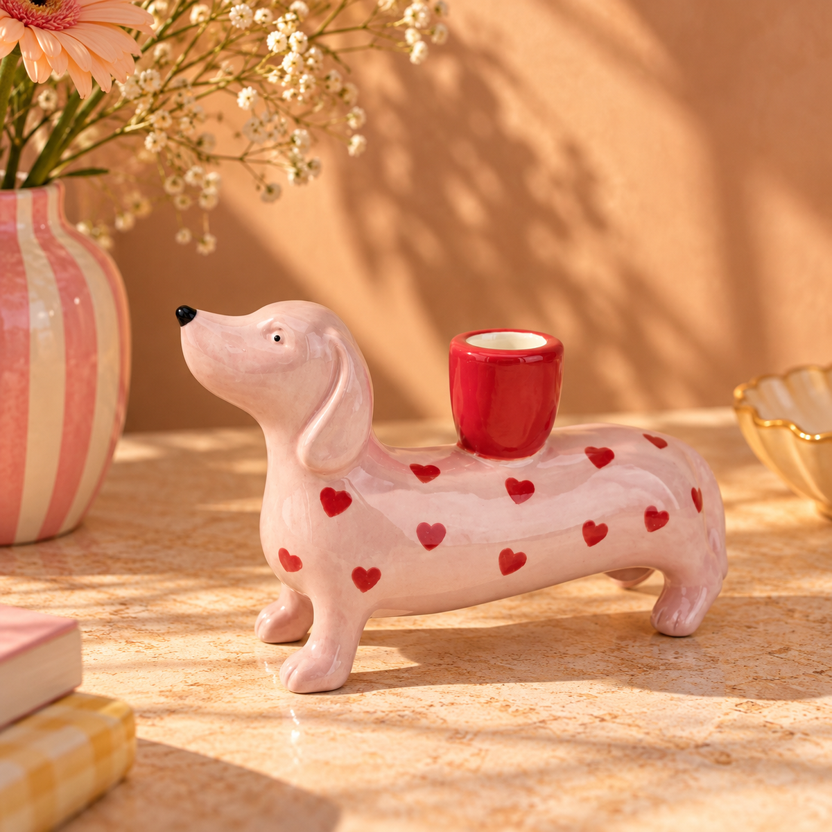 Kandelaar Teckel Roze met Hartjes | Faience Kaarshouder Hond voor Dinerkaars 17 cm