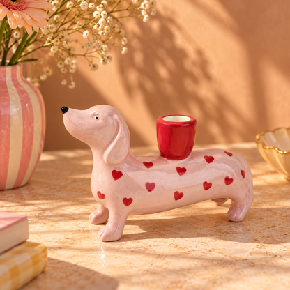 Kandelaar Teckel Roze met Hartjes | Faience Kaarshouder Hond voor Dinerkaars 17 cm