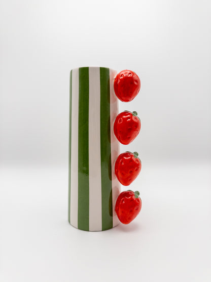 Fruitvaas  in groen met aardbeien. Kleurrijke woonaccessoire van Miss Color 