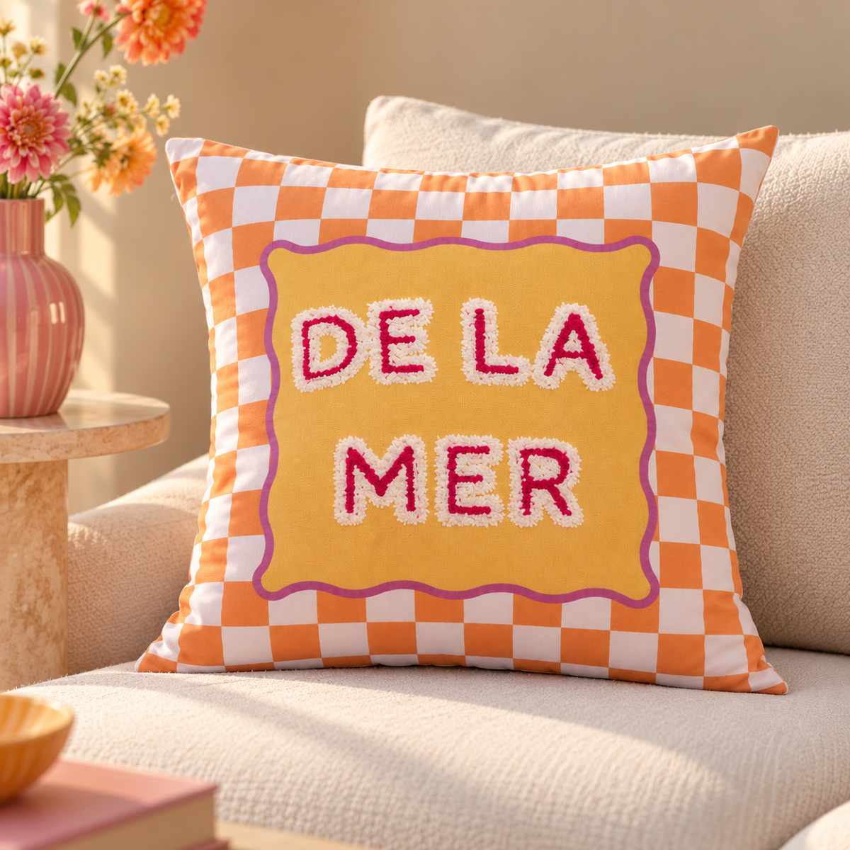 Sierkussen De La Mer 45x45 cm | Kleurrijk Kussen met Geborduurde Tekst en Dambordprint, Ook voor Buiten