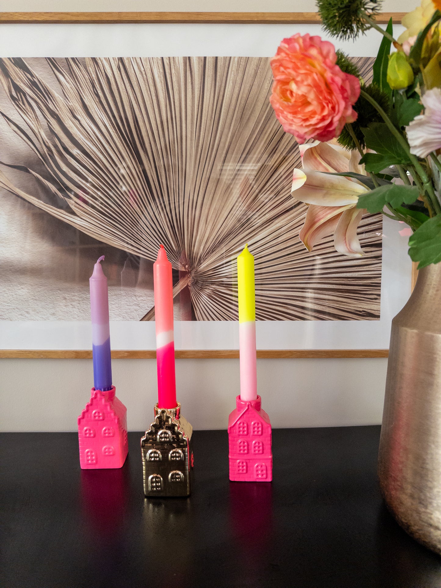 Kandelaar in de vorm van een Amsterdams huisje. In roze en goud. Kleurrijke woonaccessoires van Miss Color 