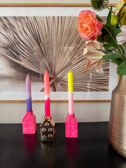 Kandelaar in de vorm van een Amsterdams huisje. In roze en goud. Kleurrijke woonaccessoires van Miss Color 
