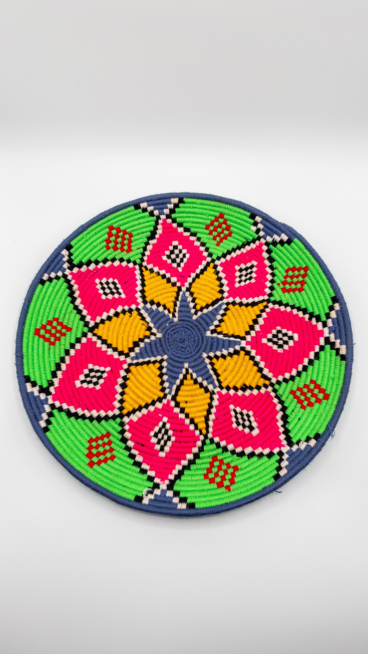 Hangeweven Berberbord uit Marokko. Felle kleuren 