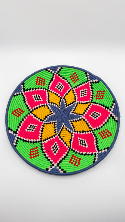 Hangeweven Berberbord uit Marokko. Felle kleuren 