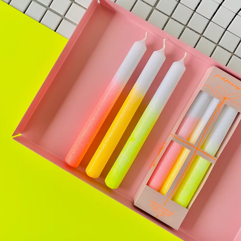 Set van 3 glitter neon kaarsen in roze, oranje en geel. Kleurrijke dinerkaarsen 