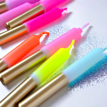 Set van 10 kleine kaarsjes. Gekleurd met gouden onderkant 