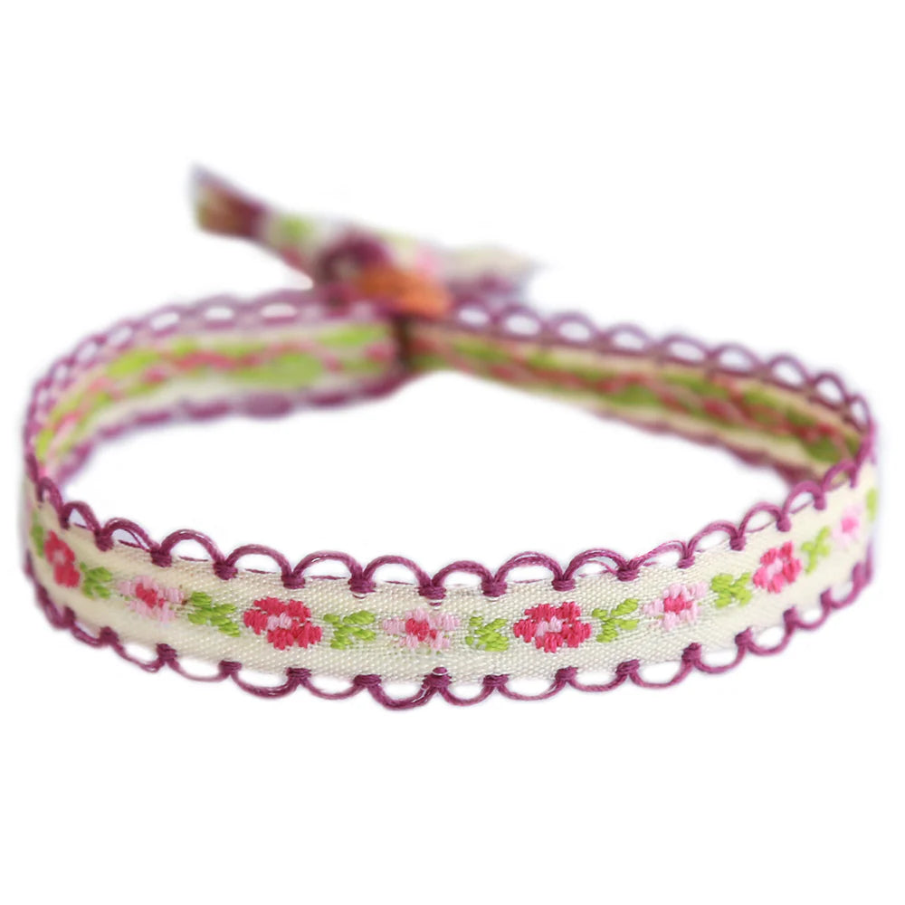 Love Ibiza geweven armband. Lavendel bloemen. 
