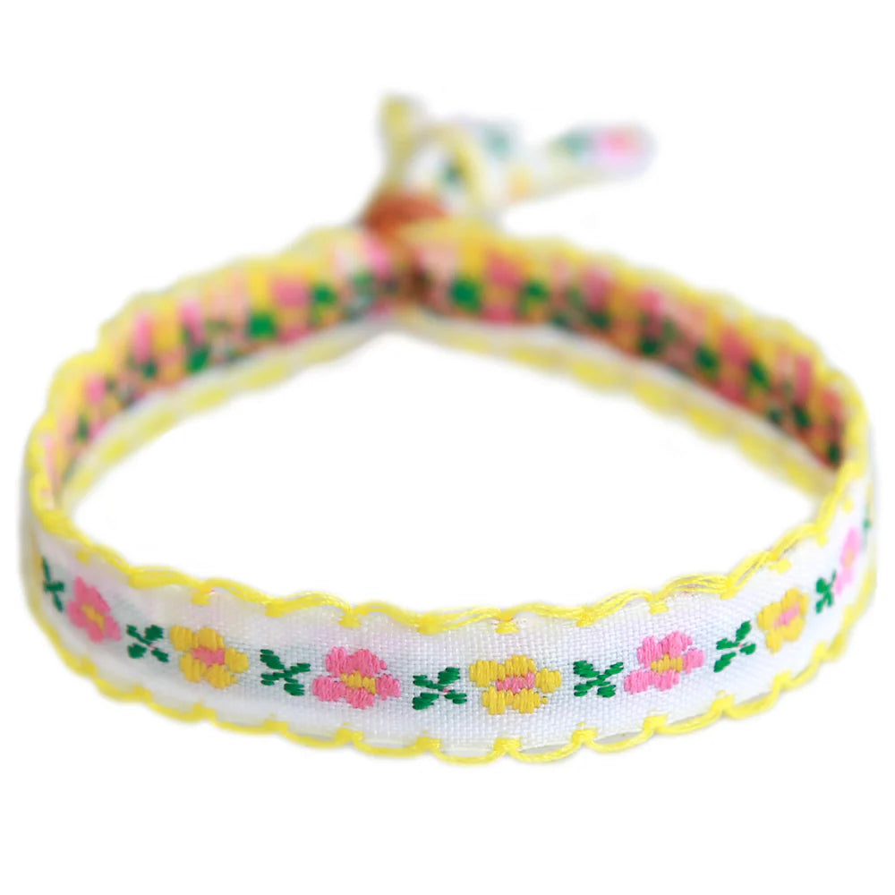 Love Ibiza geweven armband. Geel bloemen 