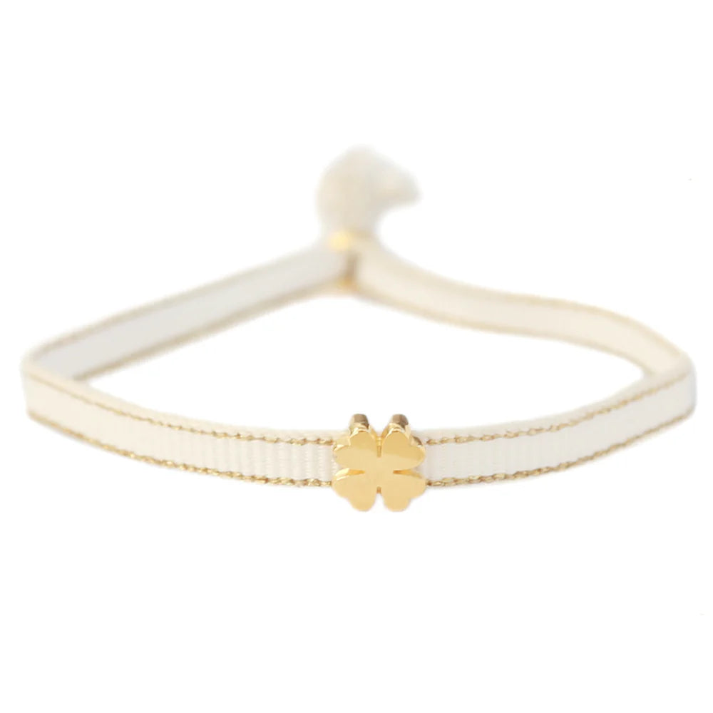 Love Ibiza geweven armband. Wit met gouden kalver bedel 