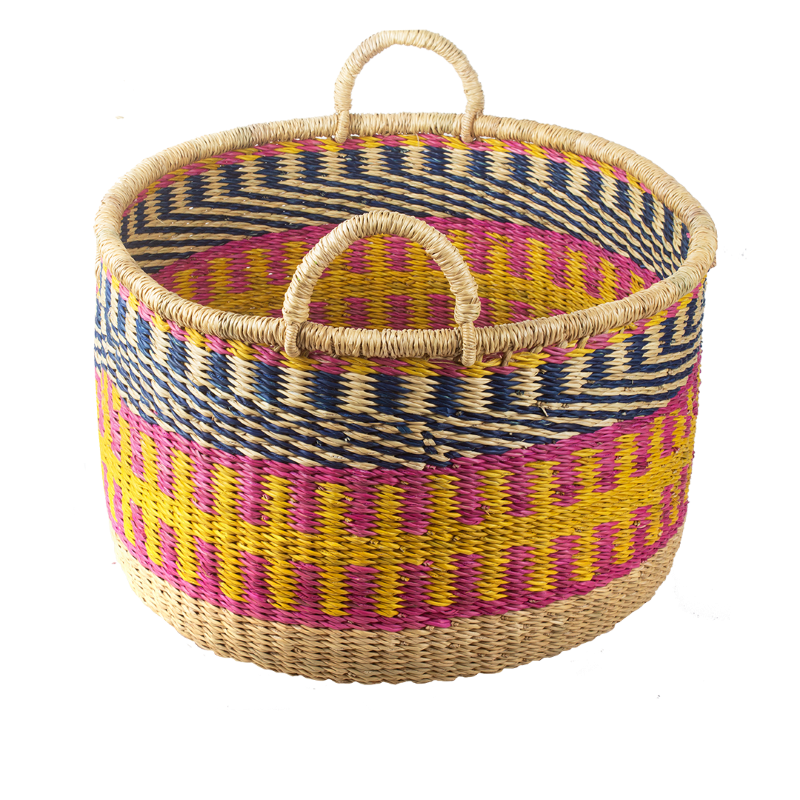 Ghanese handgemaakte mand. Roze, geel, blauw. Geweven mand. 