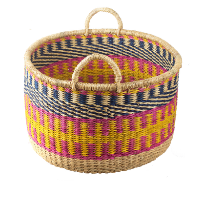 Ghanese handgemaakte mand. Roze, geel, blauw. Geweven mand. 