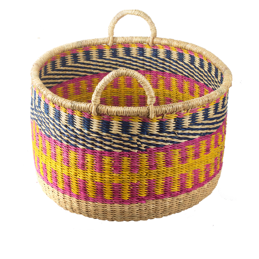 Ghanese handgemaakte mand. Roze, geel, blauw. Geweven mand. 